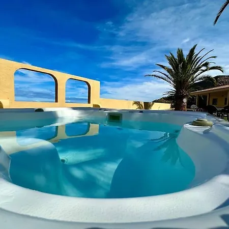 Holiday home Jacuzzi Oasis: Space & Comfort *