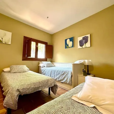 Holiday home Jacuzzi Oasis: Space & Comfort